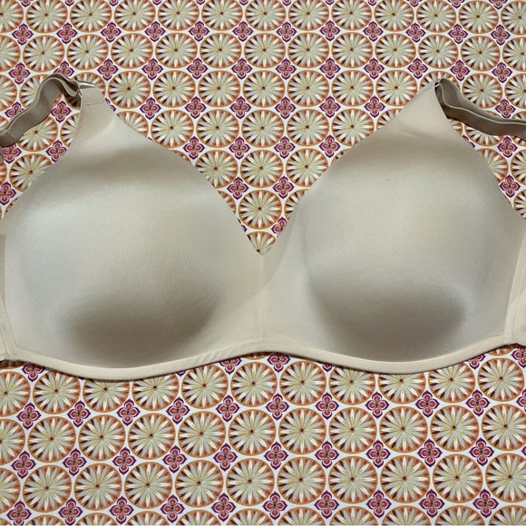 SOMA Vanishing 360 Wireless Bra in Cream | 40DDD - Picture 4 of 8